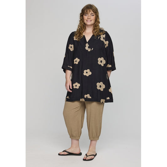 Studio SAnnabelle Tunic Tunic Black with sand flowers